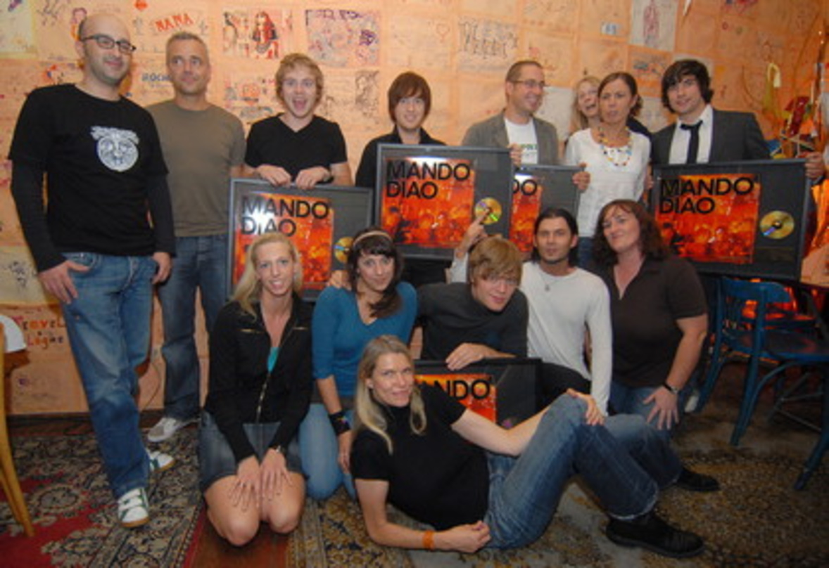 f0b4ca45047670f26487454e42dd385479dbe5df1611664a8205070b8cf1b647 Partner: Das Capitol-Team und Mando Diao||Über die Auszeichnung freuten sich (stehend v.l.n.r.): Erik Jülicher (Marketing Capitol), Andreas Reitz (Head Of Radio Capitol), Samuel Giers (Man...