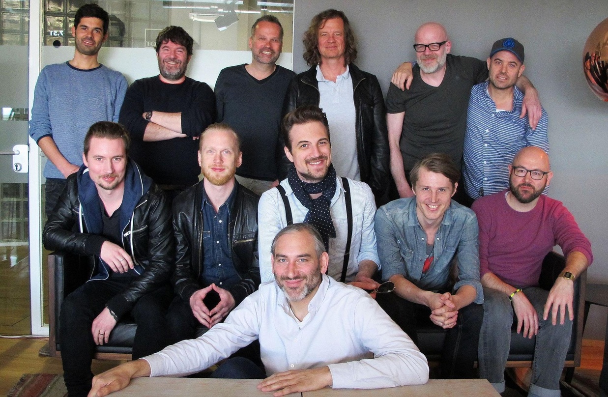Freuen sich auf die Zusammenarbeit (hinten, von links): Christoph von Gablenz (Odyssey), Sigi Schuller (Senior Director A&R Vertigo/Capitol), Ulrich Genschel (Vice President Business & Leg...