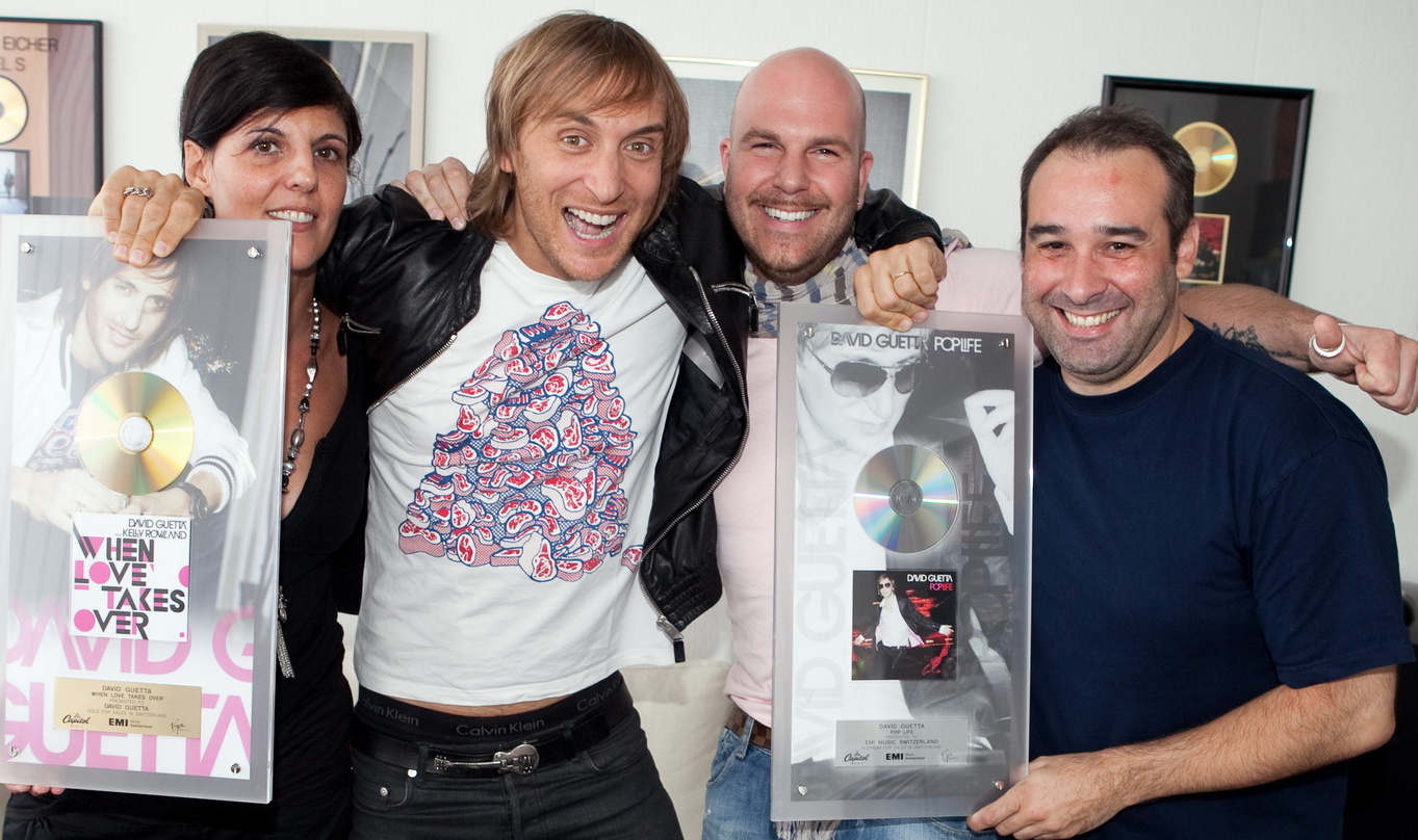 Bei der Verleihung mit dabei (v.l.n.r.): Stefania Lorenzetto (Head of Marketing), David Guetta, Beat Binggeli (General Manager/Director Sales) und Carlo Pozzi (Head of Promotion)