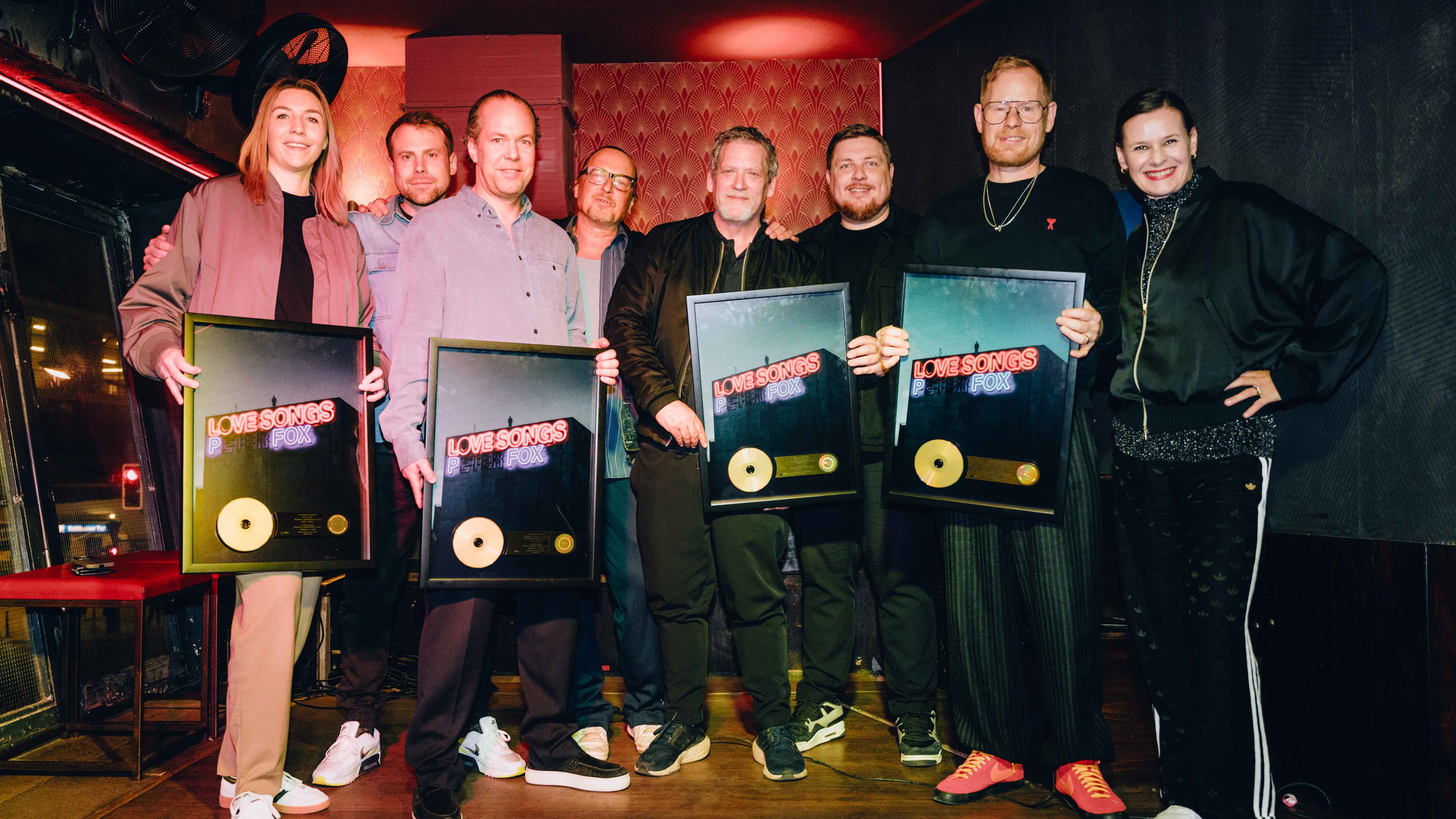 Freuten sich über Peter Foxs "Love Songs" (von links): Caroline Steinigk (VP Marketing), Sam Bittner (VP A&R), Fabian Drebes (Co-President, alle Warner Music), Markus Bruns, Lars Grewe (be...