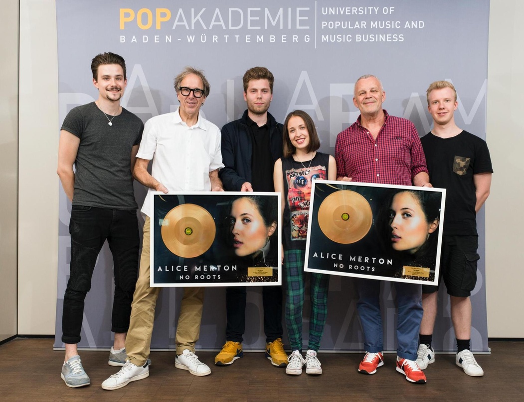Feierten mit Gold in Mannheim (von links): Lucas Heiby (Drums), Udo Dahmen (künstlerischer Direktor Popakademie), Paul Grauwinkel (Manager Alice Merton), Alice Merton, Hubert Wandjo (Busin...
