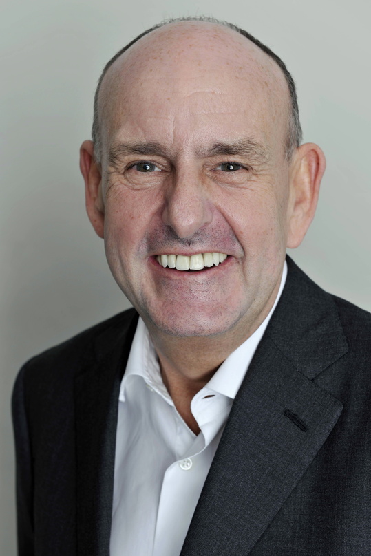 Arbeitet am Businessplan: Charles Allen