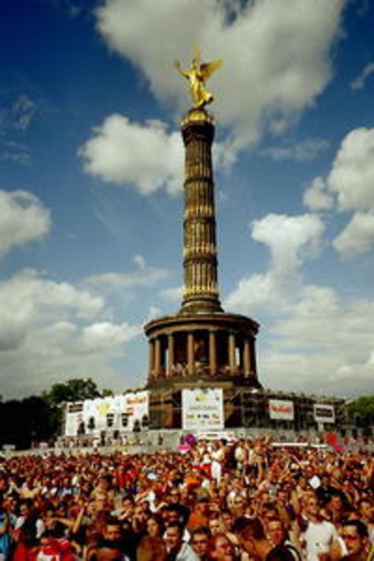 Verwaist: Die Berliner Siegessäule wird am 10. Juli 2004 ohne Raver dastehen