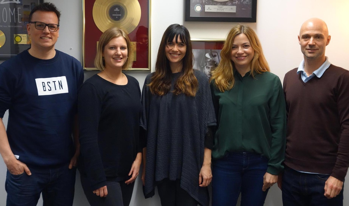 Bei der Vertragsunterzeichnung (von links): Guy Gross (Anwalt), Sarah Schneider (Senior Repertoire & Creative Manager Sony/ATV), Mia Aegerter, Karina Poche (Director Business & Legal Affai...