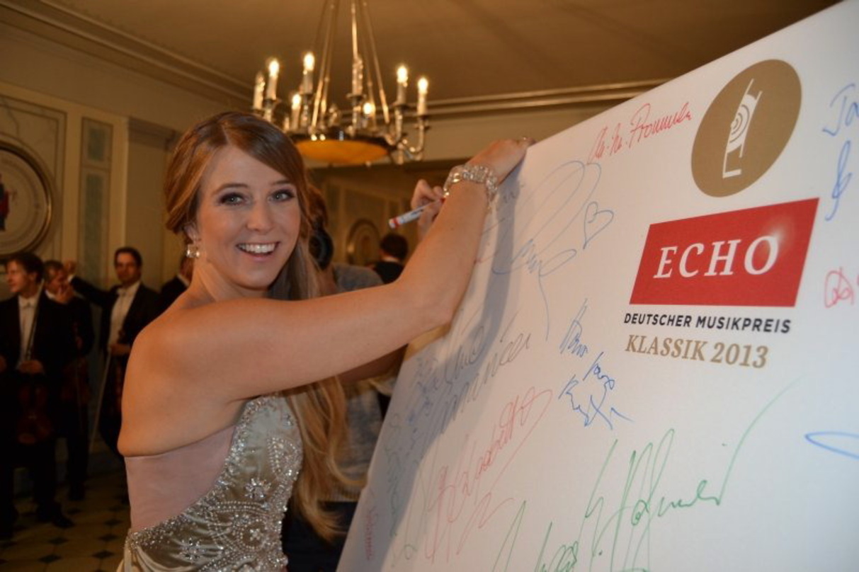 Autogramm für "Ein Herz für Kinder": Moderatorin Nina Eichinger beim Echo Klassik 2013