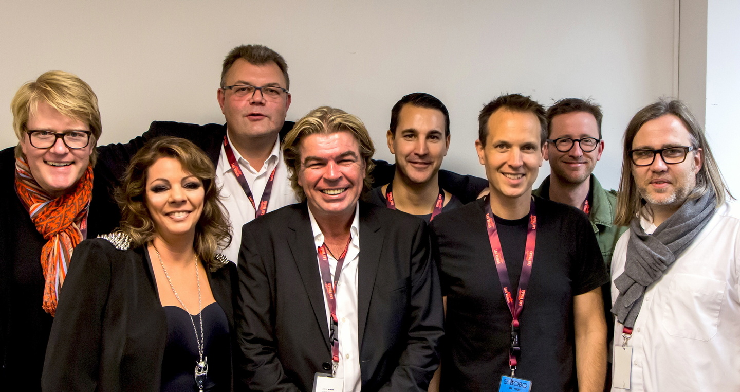 Nach Sandras erfolgreichem Gastauftritt bei DJ Bobo in der Lanxess Arena Köln (von links): Sören Janssen, Sandra, Wolfgang Hanebrink, Olaf Menges, Jaspa Jones, Piet Blank, Andy Kaufhold un...