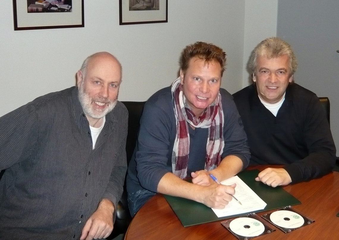 Zwischen seinen neuen Vertragspartnern: Fabian Harloff mit Thiel (Hypertension, links) und Hans H. Cuny (Peermusic, rechts)