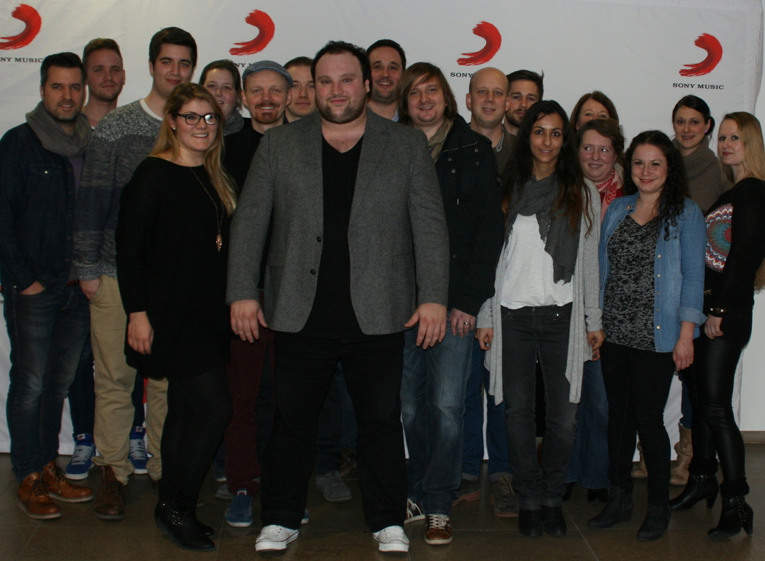 Arbeiten nun gemeinsam: Alex Diehl und das Team von RCA Deutschland um Manfred Rolef (8. von rechts)