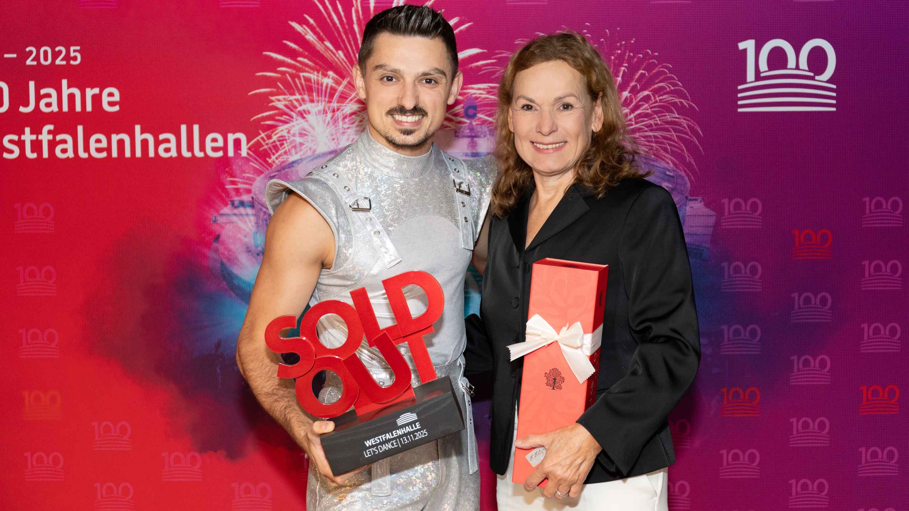 f139671f a728 425a 904d 10e91c471a99 Bei der Award-Übergabe: Profi-Tänzer Zsolt Sándor Cseke und Sabine Loos (Hauptgeschäftsführerin Westfalenhallen Unternehmensgruppe).