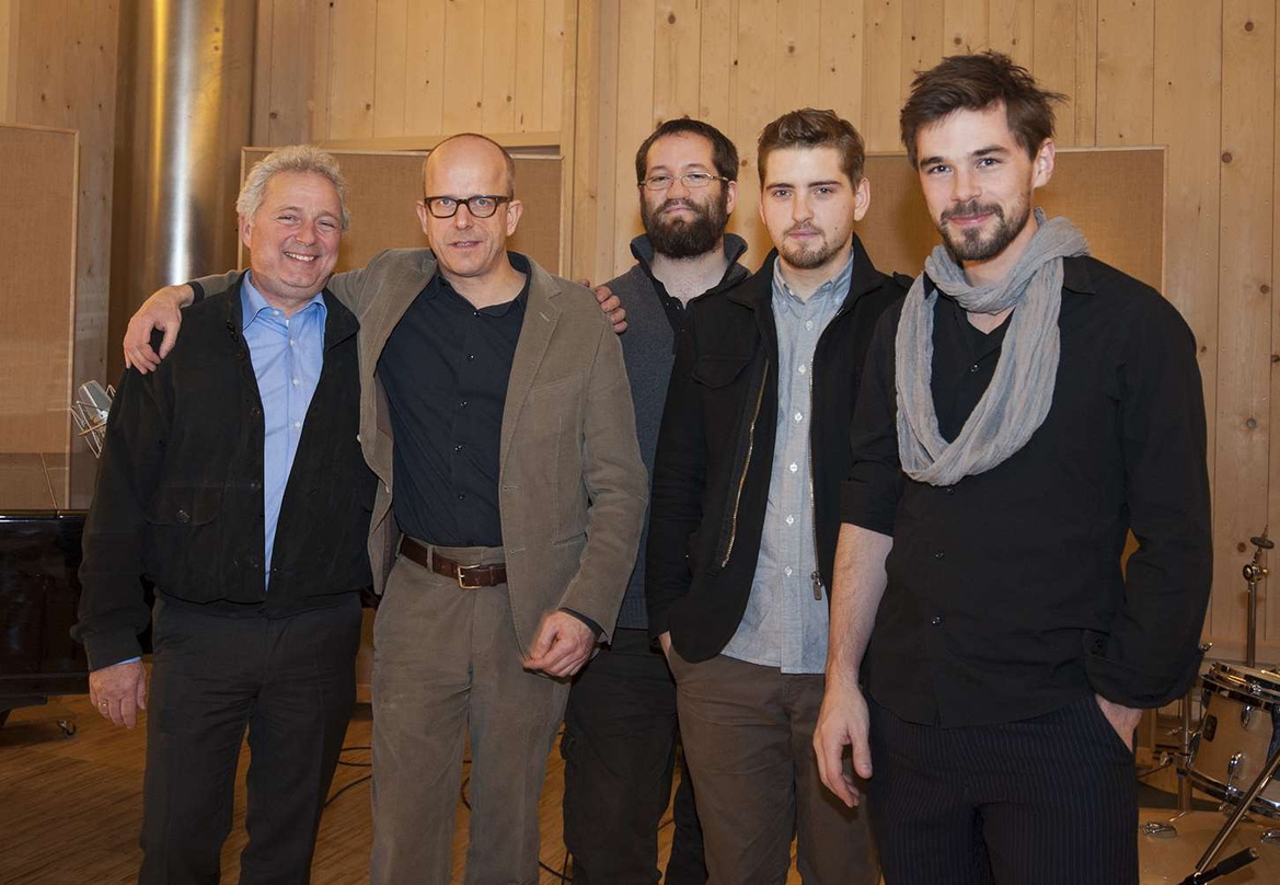Im Oberhachinger Tonstudio (von links): die beiden Labelbetreiber Ralph Bürklin und Jason Seizer mit den Musikern Robert Landfermann, Pablo Held und Jonas Burgwinkel (alle Pablo Held Trio)