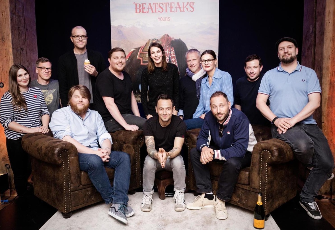 In Hamburg mit dabei (hinten, von links): Marlene Ryba (Manager Artist & Promotion Coordination Warner Music Germany), Thorsten Dohm (Management Beatsteaks), Gregor Stöckl (Head of Marketi...