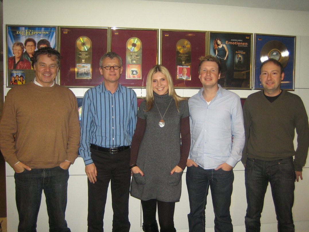 Vertragspartner (v.l.n.r): Ralph Lobenstein (Senior Director Pop Adult Domestic Sony BMG Ariola, Ariola-Chef Jörg Hellwig, Anja Jools, Gunnar Graewert und Max Göbl, Leitung Legal & Busines...
