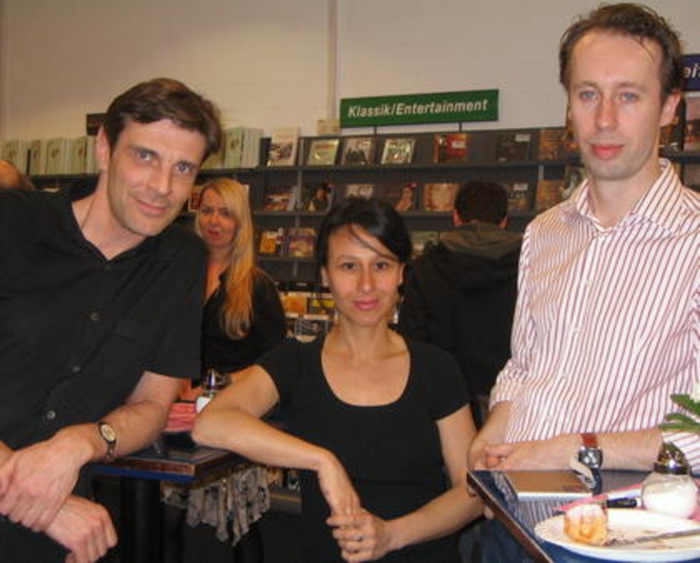Traf in Düsseldorf auf ihre Handelspartner: Etta Scollo mit Marc Meyer (l.) und Carsten Wien (beide A&O:Medien)