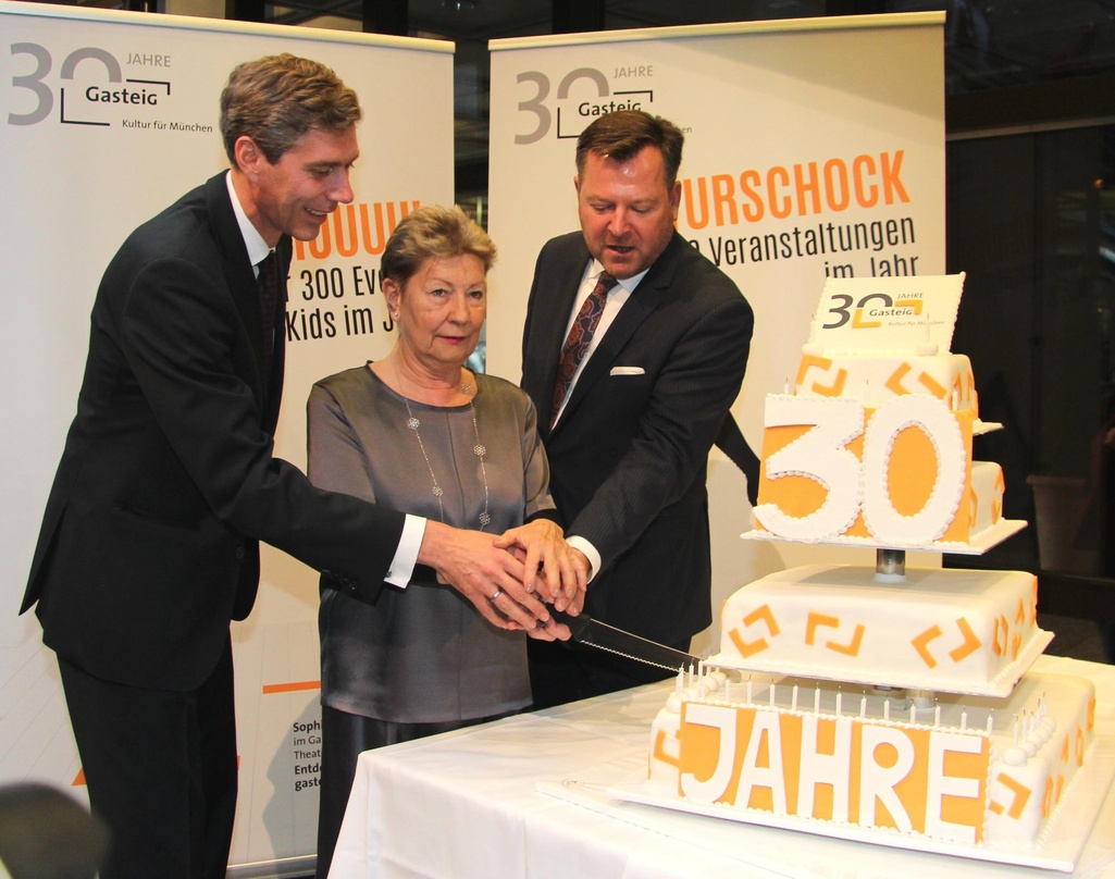 Das Gasteig-Team mit Torte (von links): Der künftige Geschäftsführer Max Wagner mit der amtierenden Geschäftsführerin Brigitte von Welser und Bürgermeister Josef Schmid