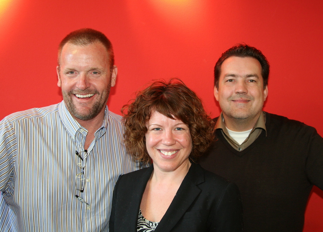 Gehen künftig getrennte Wege: Jon Irwin (links, bislang President Rhapsody) und Napster-Europachef Thorsten Schliesche (rechts), hier mit Unternehmenssprecherin Jaimee Minney bei einem Mus...