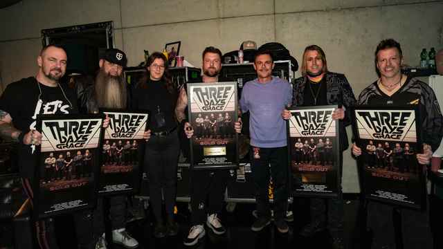 Bei der Award-Übergabe in Berlin (von links): Adam Gontier, Barry Stock (beide Three Days Grace), Isabelle Herkommer (PRK DreamHaus), Neil Sanderson (Three Days Grace), Tobias Habla (PRK D...