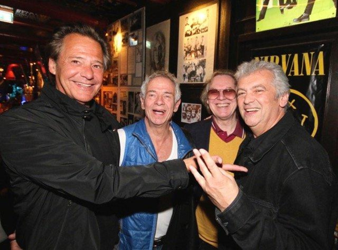 Feierten im Zwick auf der Reeperbahn (von lniks): Andreas Kiel (kiel publishing), PR-Manager Ronald Bauhan, Verleger Hille Hillekamp und Hans Cuny