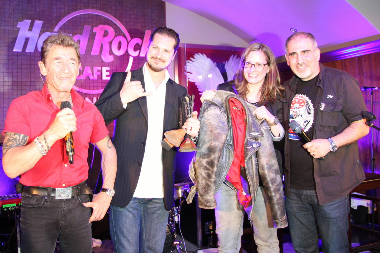 Bei der Übergabe der Memorabilia für das Hard Rock Cafe (von links): Peter Maffay, Marco Sellors (General Manager Hard Rock Cafe München), Friederike Riedel (Sales Manager Hard Rock Cafe M...