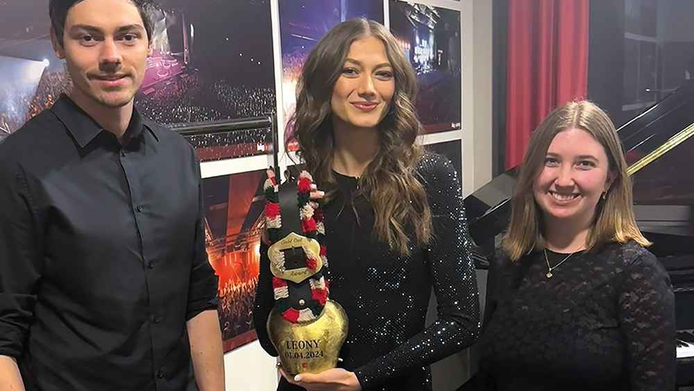 Zeigen hier gemeinsam die Allgäuer Kuhschelle (von Links): Fabial Dieterle (bigBox), Leony und Lisa Kirner (bigBox).
