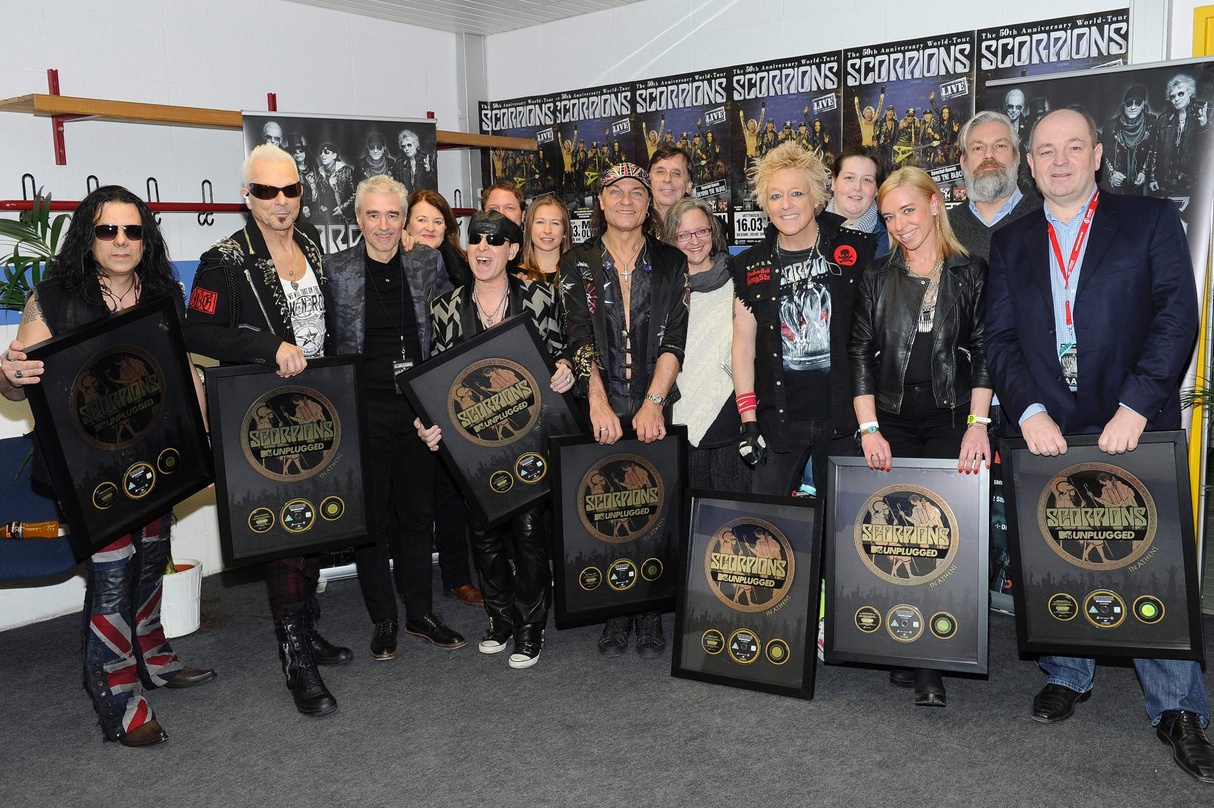 Bei der Gold-Verleihung (von links): Pawel Maciwoda, Rudolf Schenker (beide Scorpions), Willy Ehmannn (Senior Vice President Music Division GSA Sony Music), Alexandra Dörrie (Geschäftsführ...