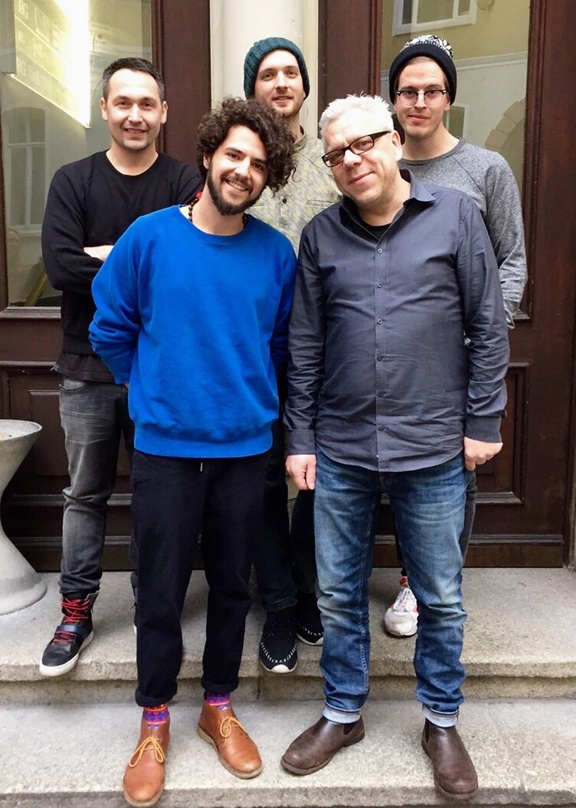 Arbeiten am Debütalbum (hinten von links): Sebastian Winkler (Management), Jens Koermer und Janik Haverkamp (beide PIAS Germany) sowie (vorn) Matteo Capreoli (links) und Stefan Strüver