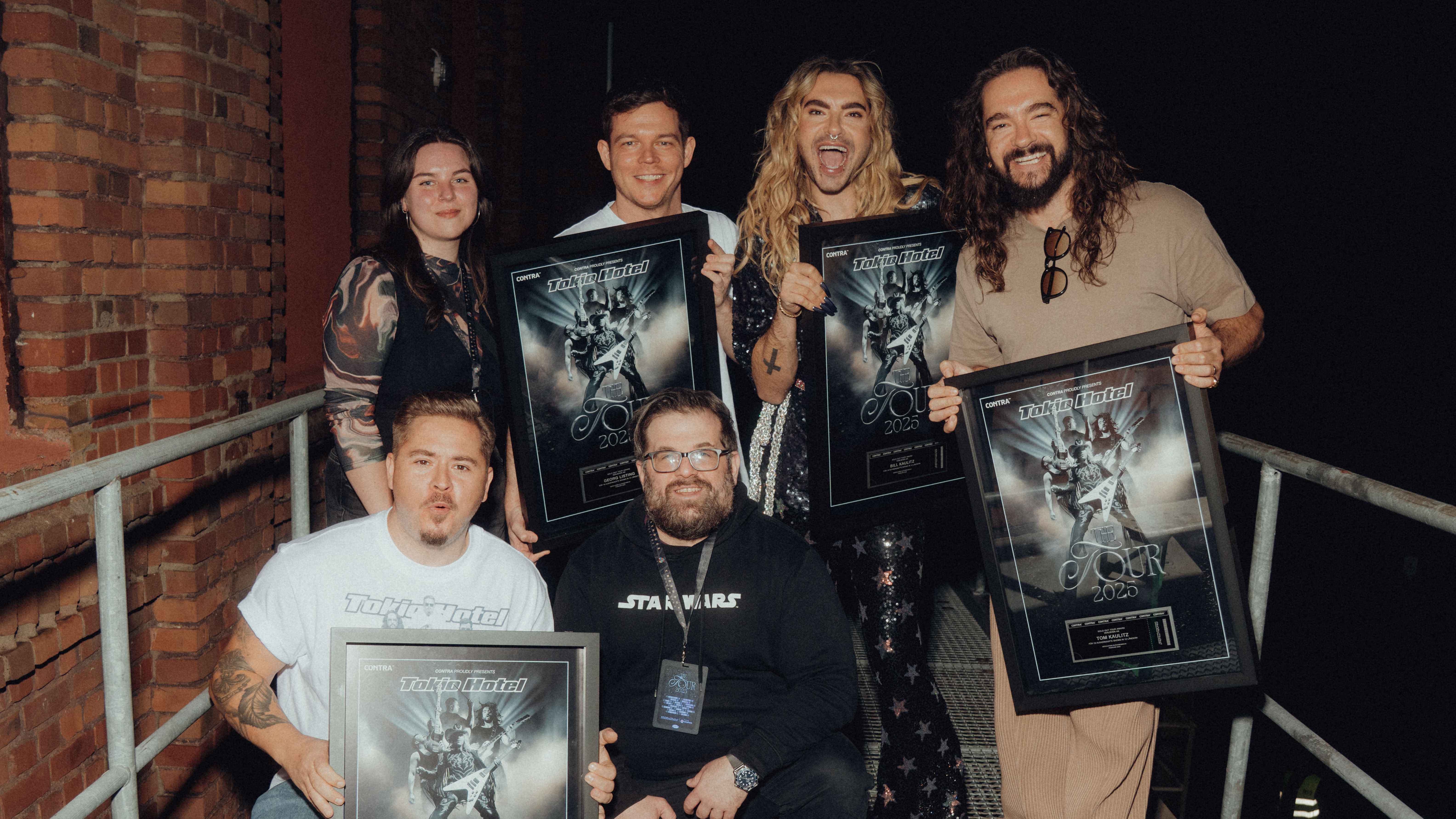 Mit den Trophäen (von links): Gustav Schäfer (Tokio Hotel), Maike Janßen (Contra), Georg Listing (Tokio Hotel), Hendrik Czaster (Geschäftsführer Contra), Bill Kaulitz und Tom Kaulitz (beid...