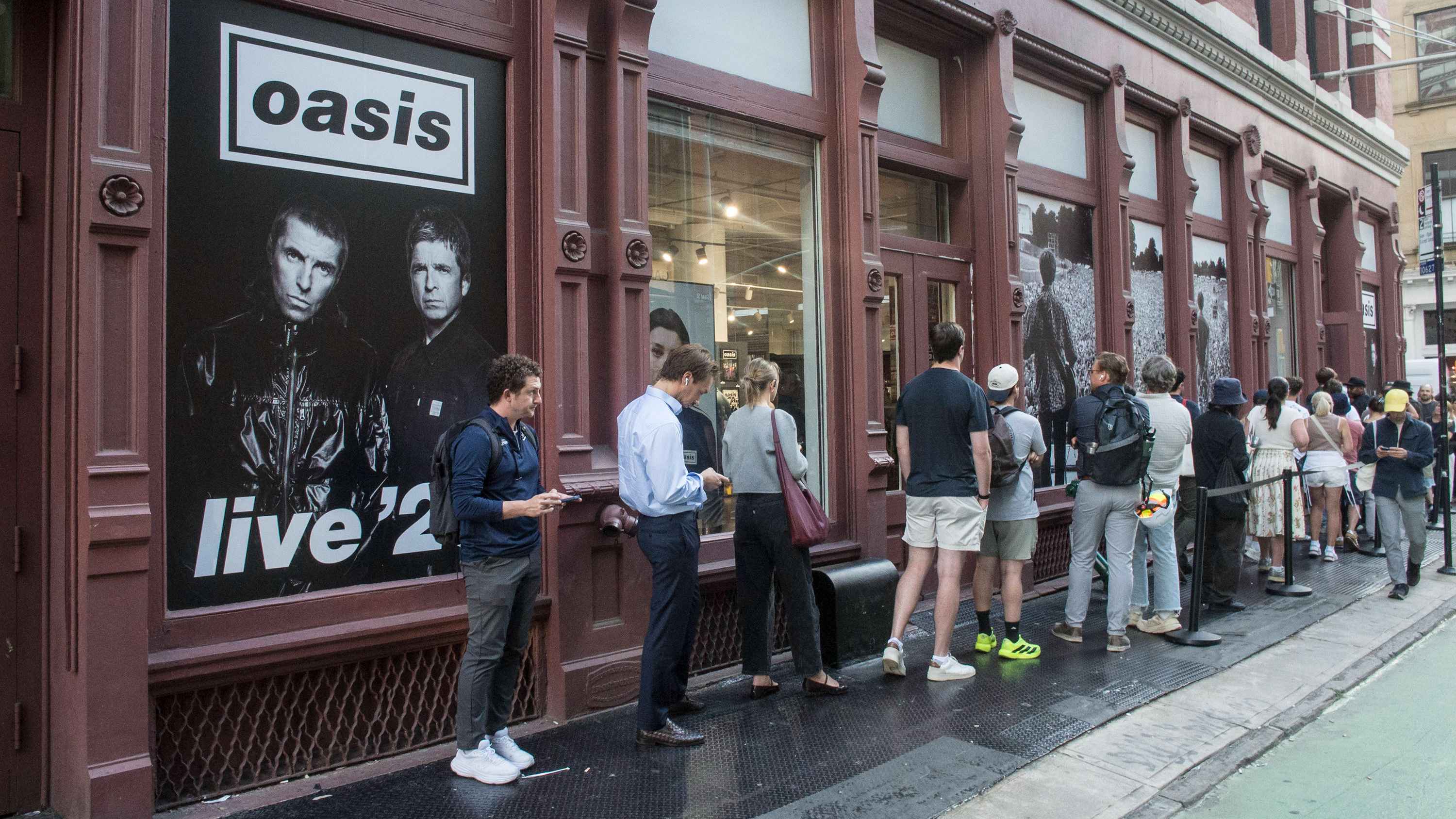 Sorgt immer wieder für Fan-Andrang, wie hier vor einem Pop-up-Shop in New York: die aus Manchester stammende Band Oasis.