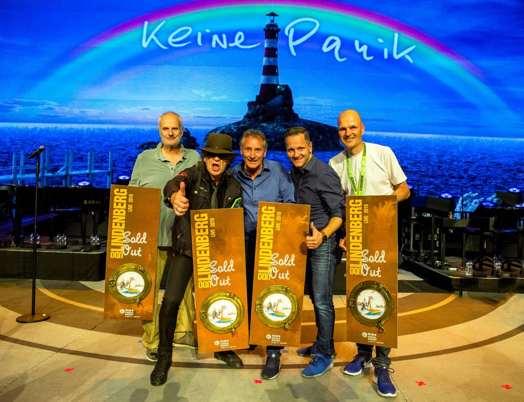 Bei der Preisverleihung (von links): Roland Temme (Geschäftsführer RTK Roland Temme Konzertveranstaltungsgesellschaft), Udo Lindenberg, Andreas Adolph (Leiter ÖVB-Arena), Mario Roggow (Pro...
