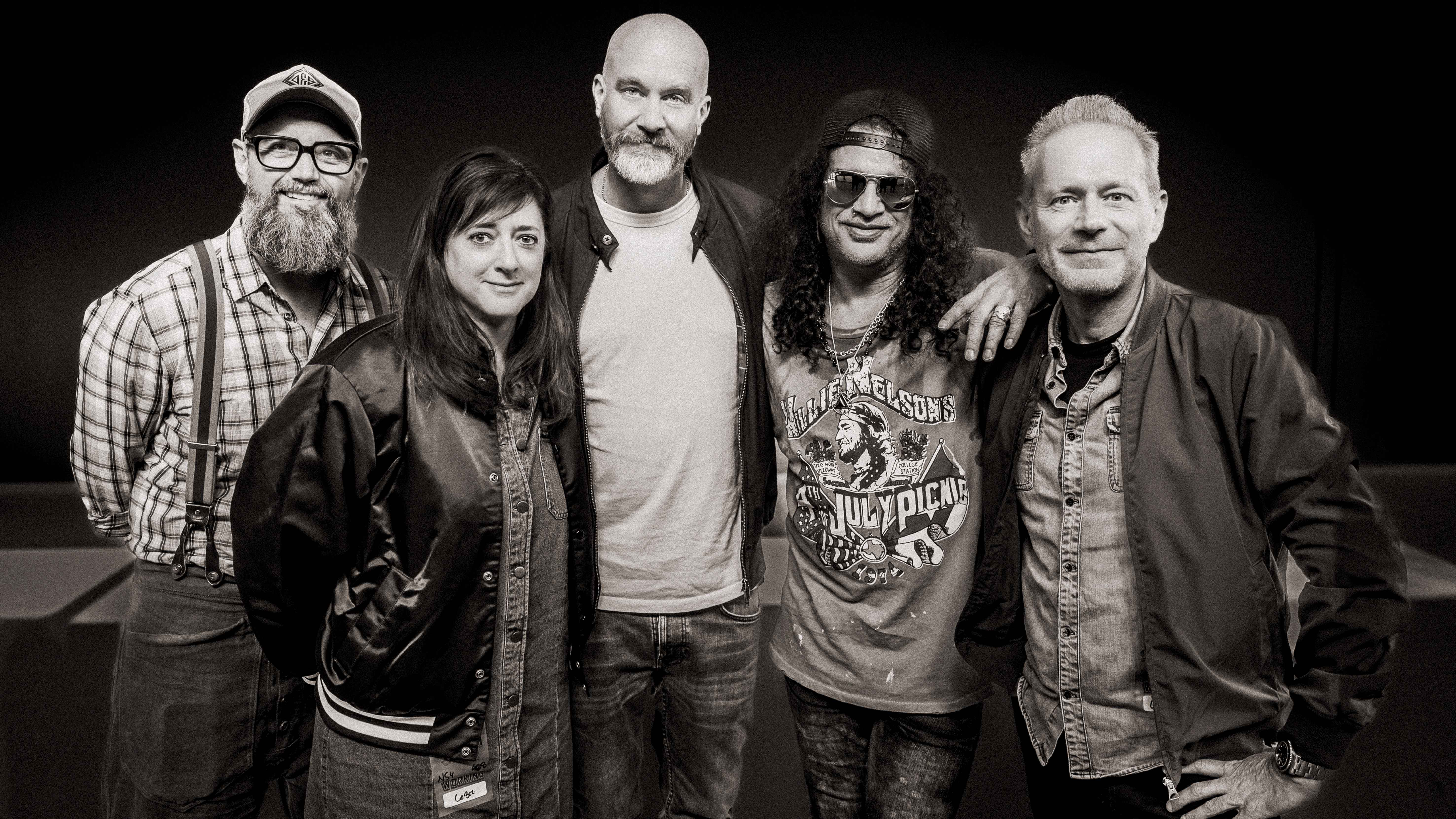 Trafen sich beim Slash-Konzert in Düsseldorf (von links): Dirk Diebels (Product Manager Slash und Inhaber Iron Sights), Sylvie Atterer (Promotion Slash und Inhaberin Sailor Entertainment),...
