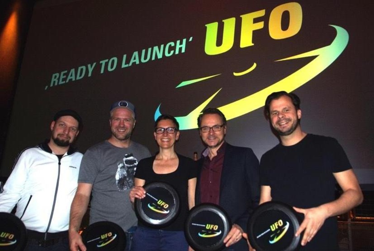Bringen ein futuristisches Ambiente ins Velodrom (von links): Eric M. Landmann (Gesellschafter ZentralRat Mitte), Marc Feldmann (Geschäftsführender Gesellschafter (ZentralRat Mitte), Sybil...