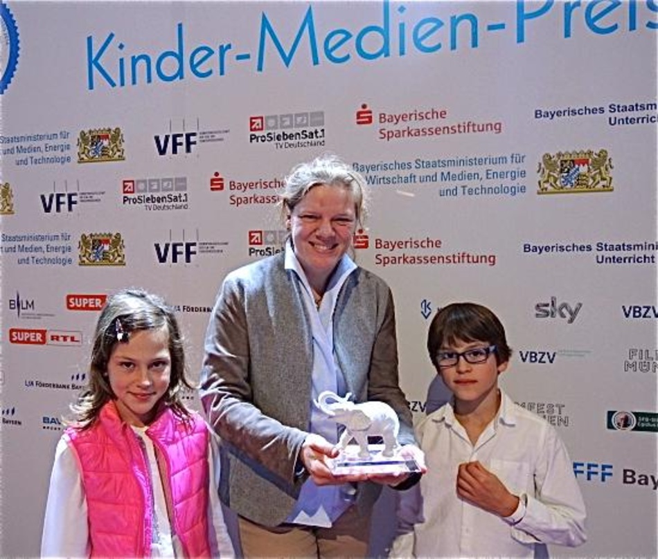 Mit Siegerporzellan: Karen Kassulat und zwei der am Hörbuch beteiligten Kinder