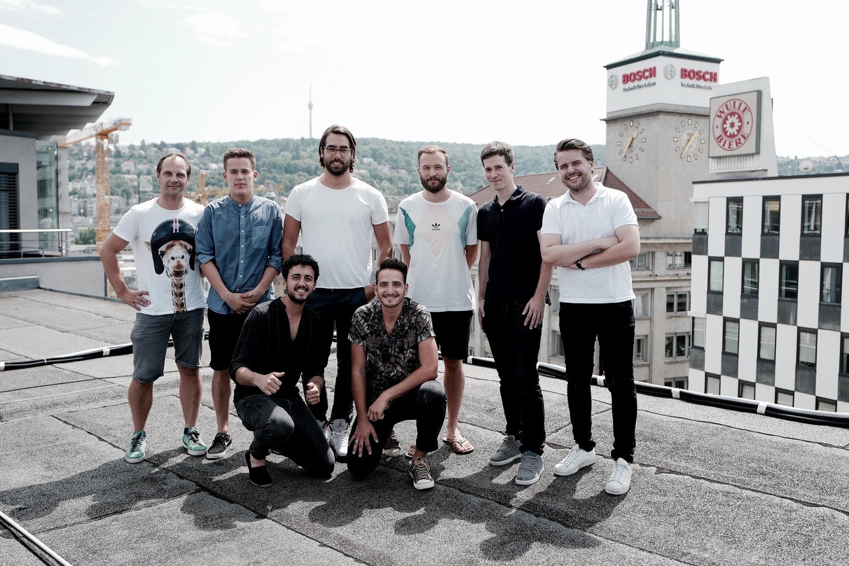 Besiegelten die Zusammenarbeit über den Dächern von Stuttgart (hinten, von links): Christian Blanck (SK Management), Stefan Lösch (Chimperator Live), Stéphan Kocijan (SK Management), Steff...