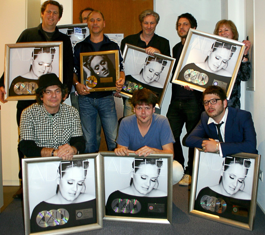 Gruppenbild mit Dreifach-Platin (hinten, v.l.n.r.): Ben Beardsworth (XL), Paul Redding (Beggars Group UK), Georg Schmitz (Soulfood), Anders Sjoelin (Indigo), Christian Klenke und Birgit He...