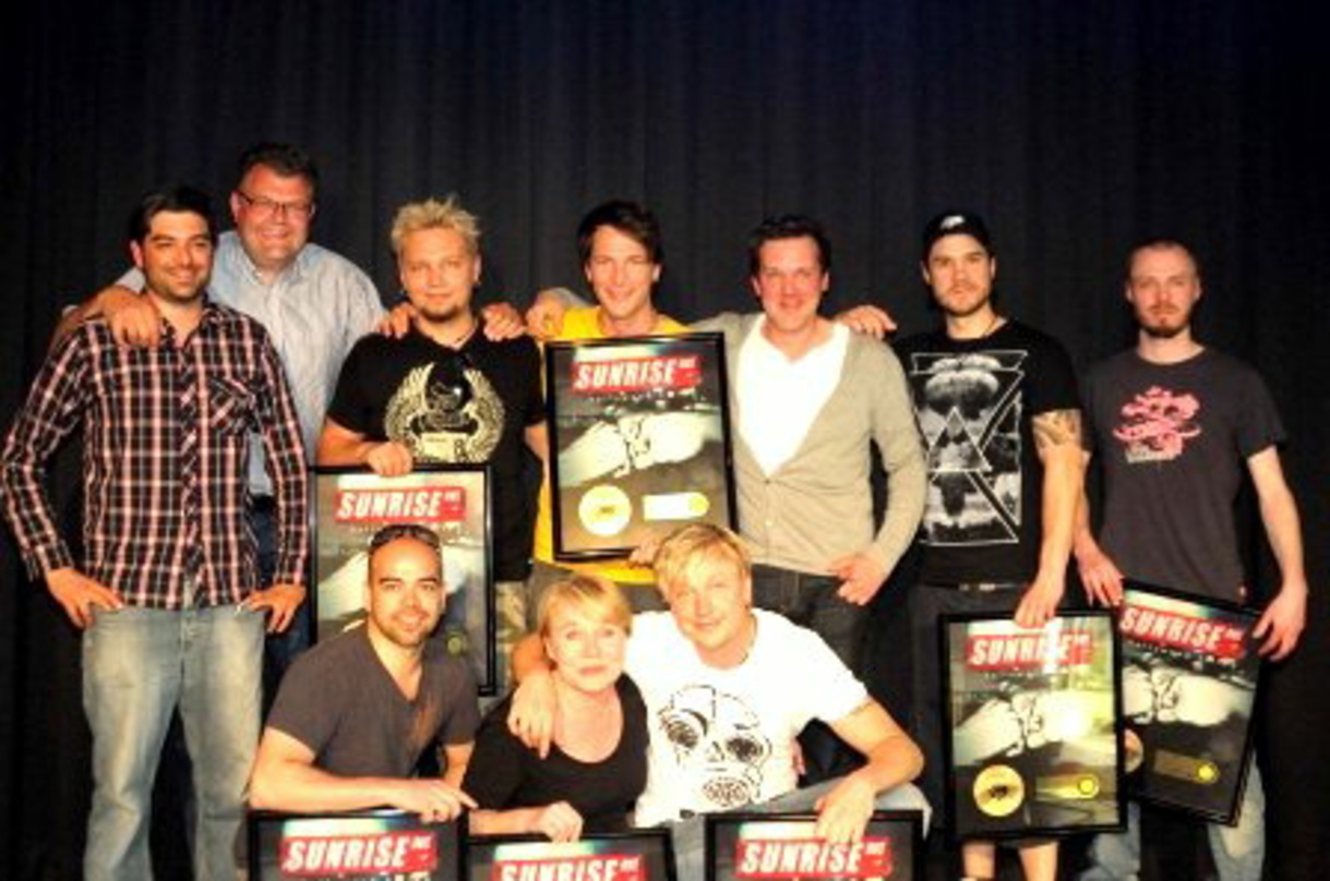 Bei der Gold-Verleihung in den EMI-Büros (hinten, v.l.n.r.): Daniel Malat (Senior Product Manager EMI), Wolfgang Hanebrink (Chairman EMI Music Germany), Sami Osala, Riku Rajamaa (beide Sun...