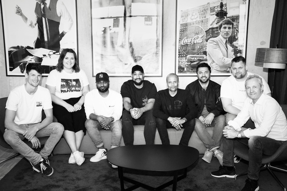 Bei der Vertragsunterzeichnung: Jalil (4. von links) mit dem Team von Gold League und Sony Music um Patrick Mushatsi-Kareba (4. von rechts)