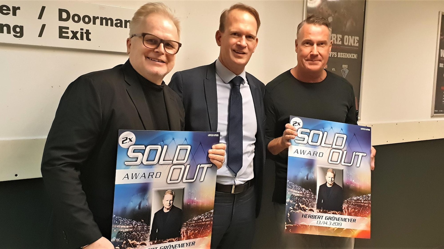 Bei der Preisverleihung (von links): Herbert Grönemeyer, Stefan Löcher (Geschäftsführer Arena Management) und Dirk Becker (Geschäftsführer Dirk Becker Entertainment)