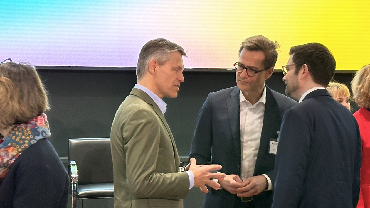 Beim KI-Gipfeltreffen in Berlin (von links): Frank Briegmann (Universal Music), Philipp Justus (Google) und Bundesjustizminister Marco Buschmann.
