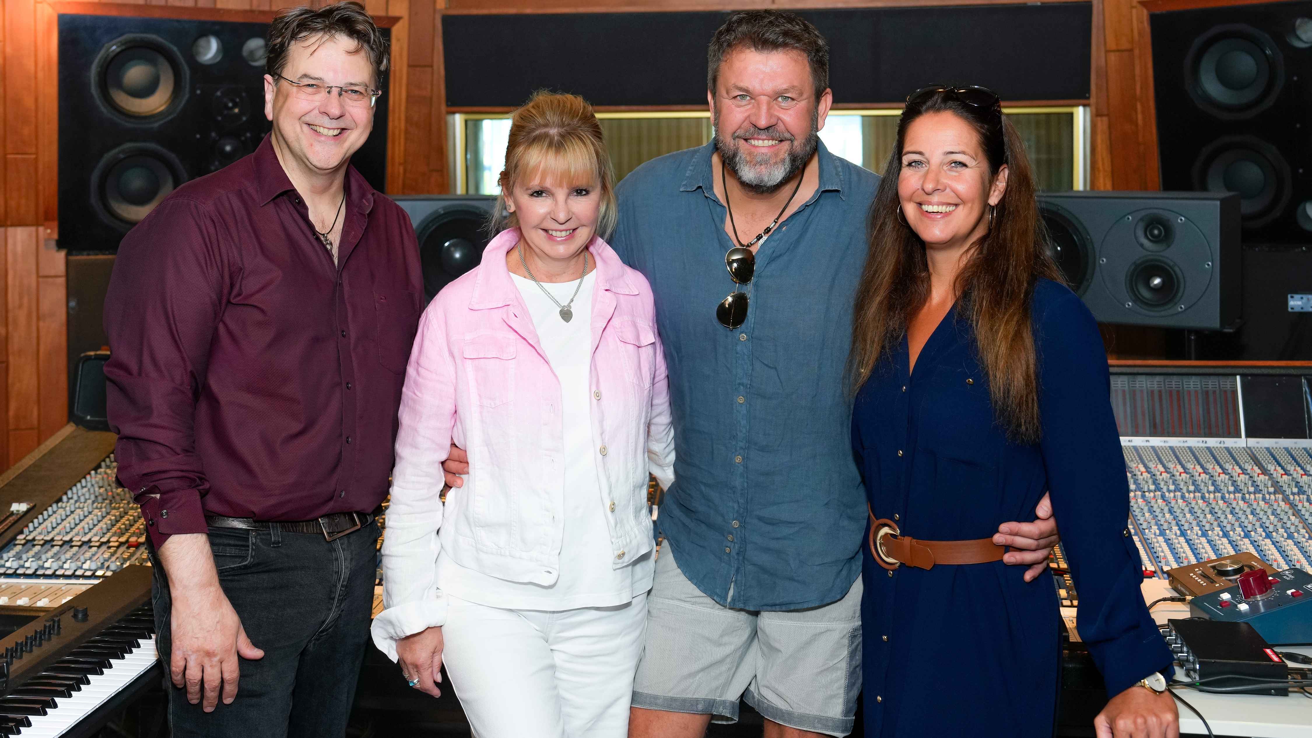 Trafen sich zur Vertragsunterzeichnung un den Hansa Studios (von links): Marcus Zander (Verlagsleiter Lucile-Meisel), Kirsten Meisel (Geschäftsführerin Lucile-Meisel), Kurt Schoger und Ina...