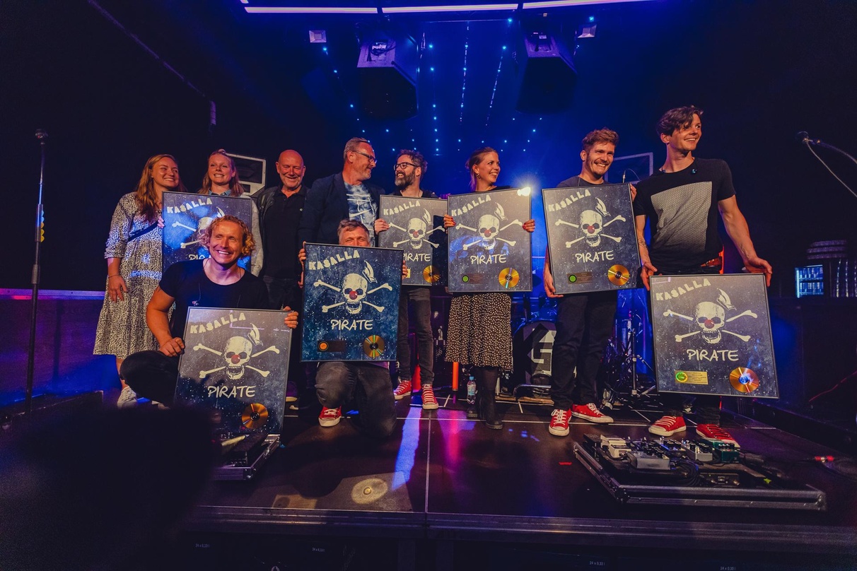 Bei der Gold-Verleihung (hinten, von links): Dinah Becker (Pavement Records), Theresa Heering (Management Kasalla), Detlef Vorholt, Christoph Gros (beide Pavement Records), Ena Schwiers (K...