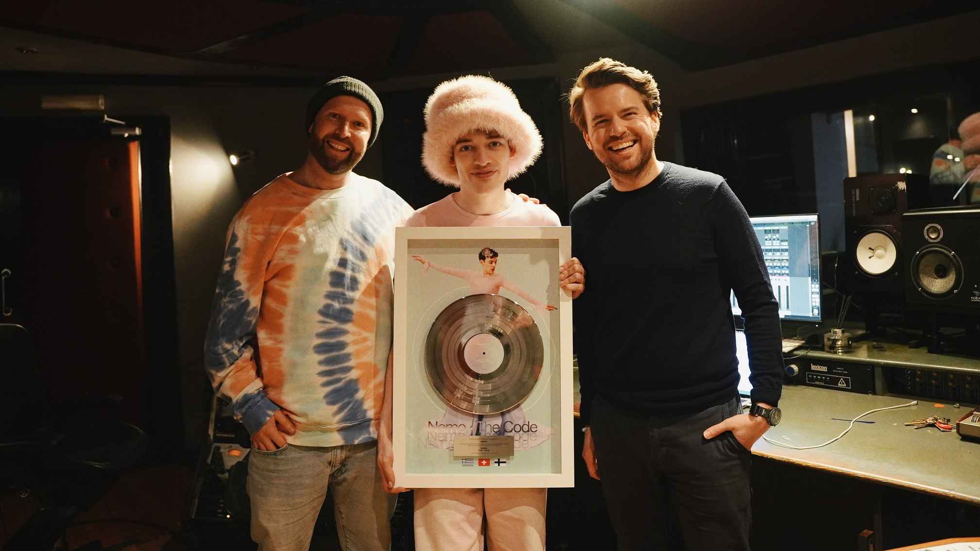 Bei der Übergabe des Awards (von links): Kamil Kostka (Head Of A&R Universal Switzerland), Nemo und Leonard Prasuhn (Vice President Better Now Records).