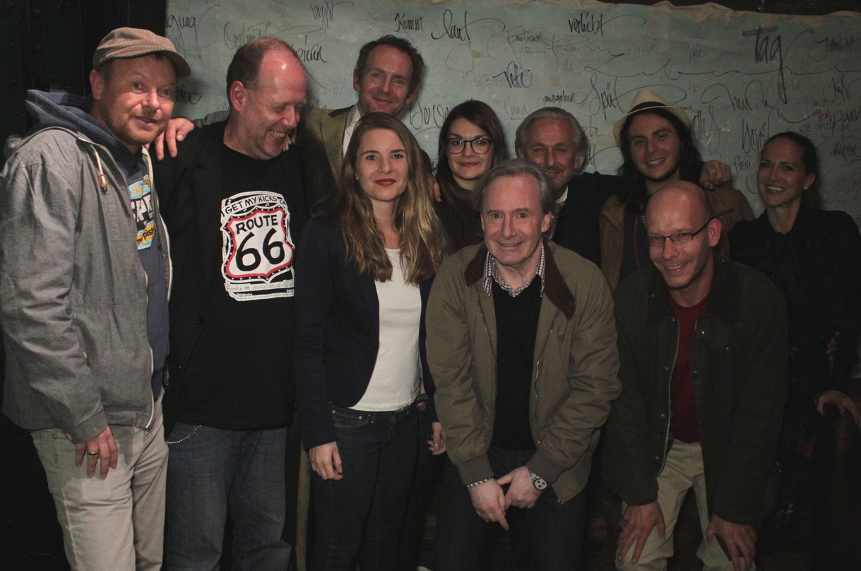 Beim Konzertabend (hinten, von links): Lars Krings und Matthias Böttcher (beide Rough Trade/ GoodToGo), Hendrik Knopp (Bring Me Home Music), Sängerin Emily Roberts, Franz Plasa (Bring Me H...