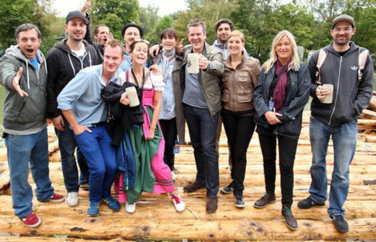 Auf dem Isar-Floß (von links): Cajus, Roger, Schu (alle Blumentopf), Wolfgang Spegassner (Blumentopf Management), Sepalot (Blumentopf), Sophie Raml (Management Blumentopf), Stephie Glockma...