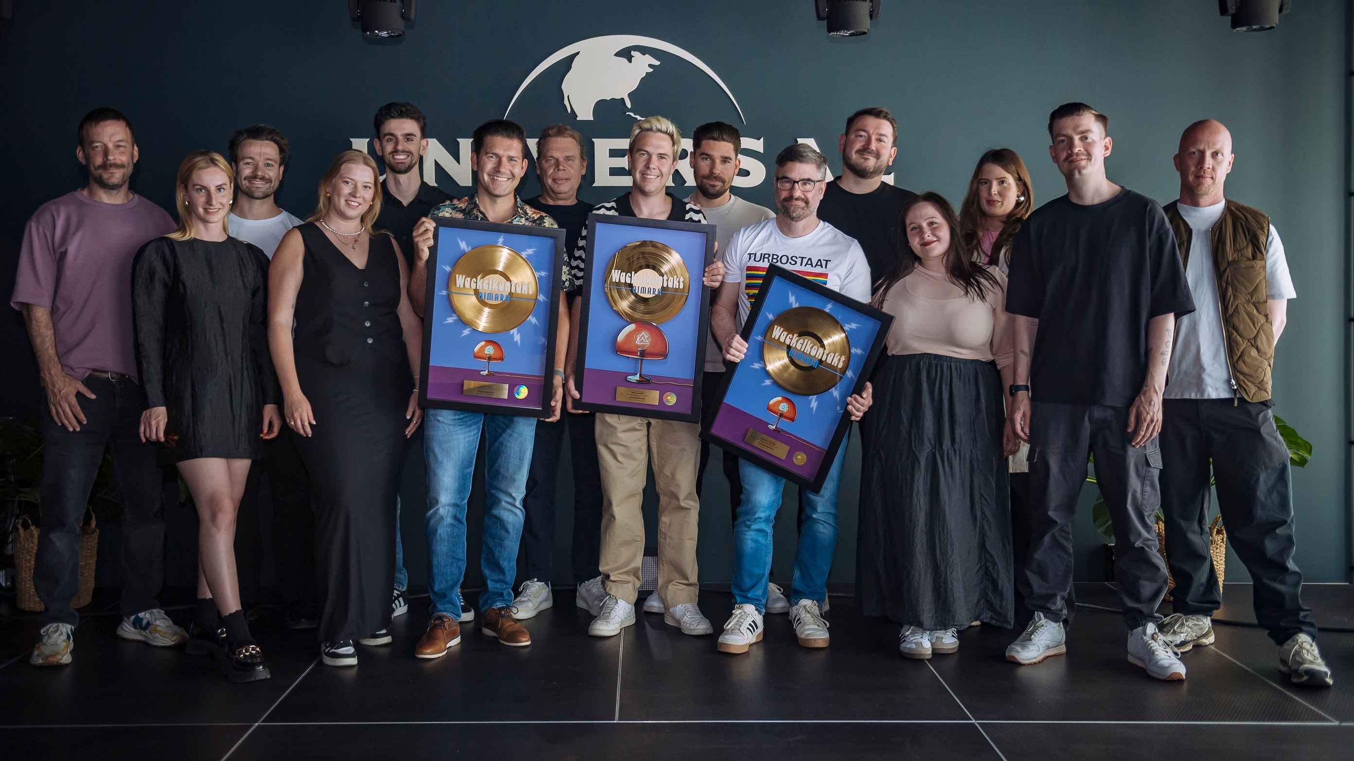 f2c8d406 9d3d 4ed7 bb49 7255a1aed952 Bei der Gold-Verleihung (von links): Friedrich Kraemer (Vice President PR Universal Music), Katharina Pauli (Tour Management Oimara), Lennart Abraham (Senior Manager Digital Advertising Un...
