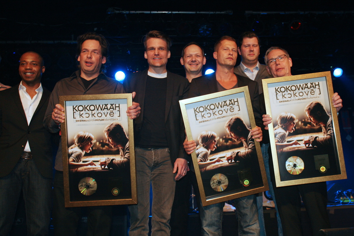 Trafen sich bei der "Kokowääh 2"-Premiere zur Preisverleihung (von links): Carl Taylor, Dirk Reichardt, Philip Ginthör, Martin Todsharow, Til Schweiger, Mark Löscher und Willi Geike