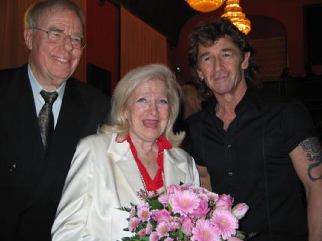 Blumen für die Lady (v.l.): Christian Bruhn, die Stifterin Mary Jay-Jacobson und Preisträger Maffay