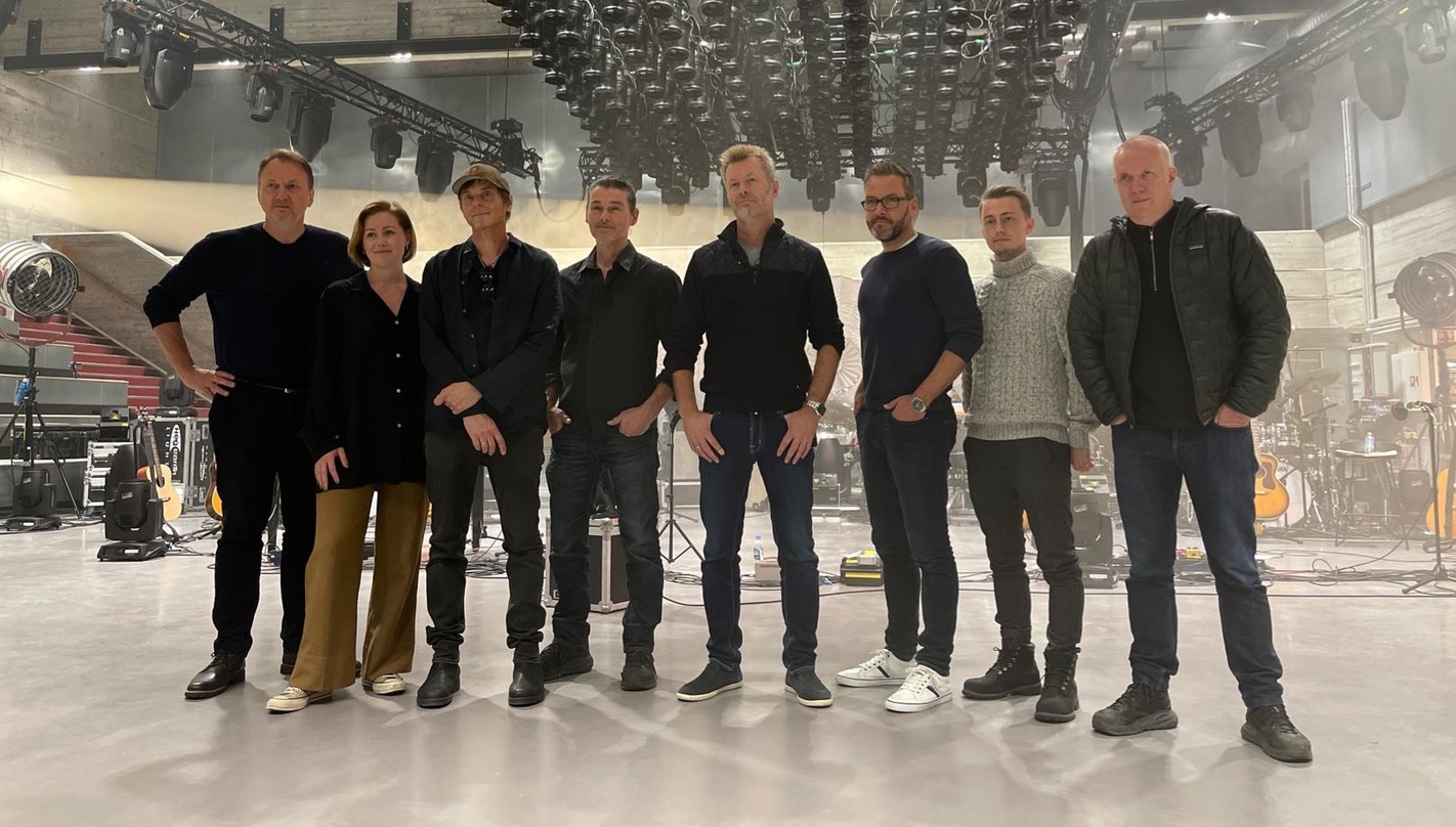 Besiegelten die Zusammenarbeit (von links): Markus Hartmann, Margit Bøhn, Pål Waaktaar-Savoy, Morten Harket, Magne Furuholmen, Arndt Sedler, Jonas Neugart und Harald Wiik