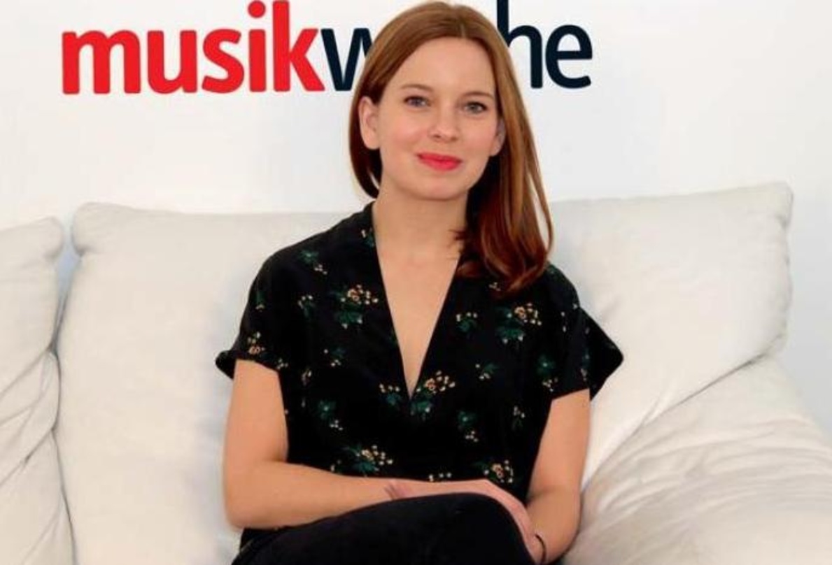 Auskunftsfreudig: Marit Larsen auf der MusikWoche-Couch
