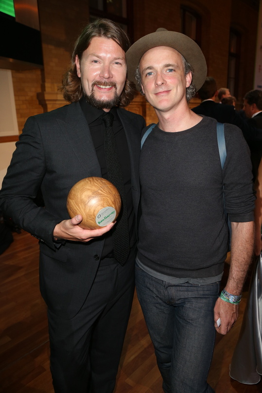Ausgezeichnet: Rea Garvey (links) mit dem Green Music Award und Gratulant Fran Healy