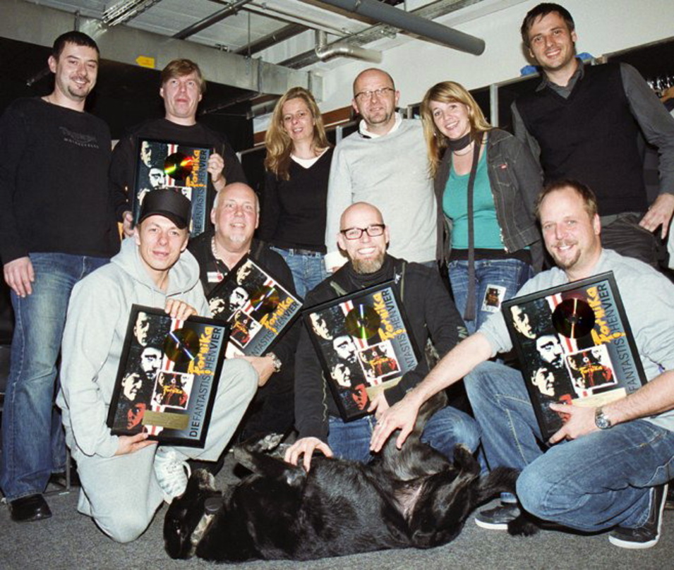 Im Hallenstadion mit dabei: Die Fantastischen Vier mit dem Team von Sony BMG Switzerland||Bei der Award-Verleihung mit dabei (hinten, v.l.n.r.): Maurizio Dottore (Label Manager), And.Ypsil...