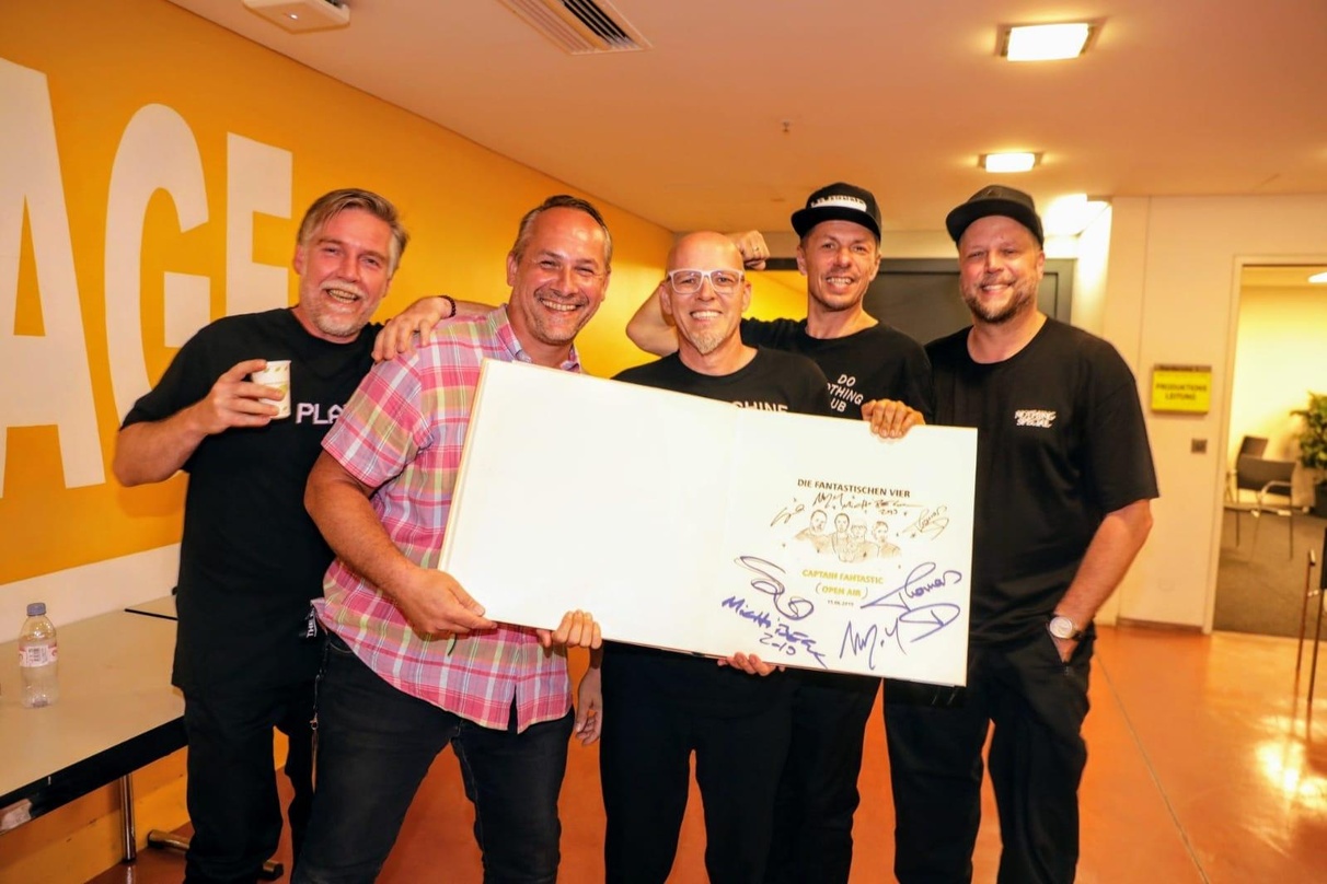Trafen sich in Graz (von links): And.Ypsilon (Die Fantastischen Vier), Christof Strimitzer (Marketingleiter Messe Congress Graz), Thomas D, Michi Beck und Smudo (alle Die Fantastischen Vier)